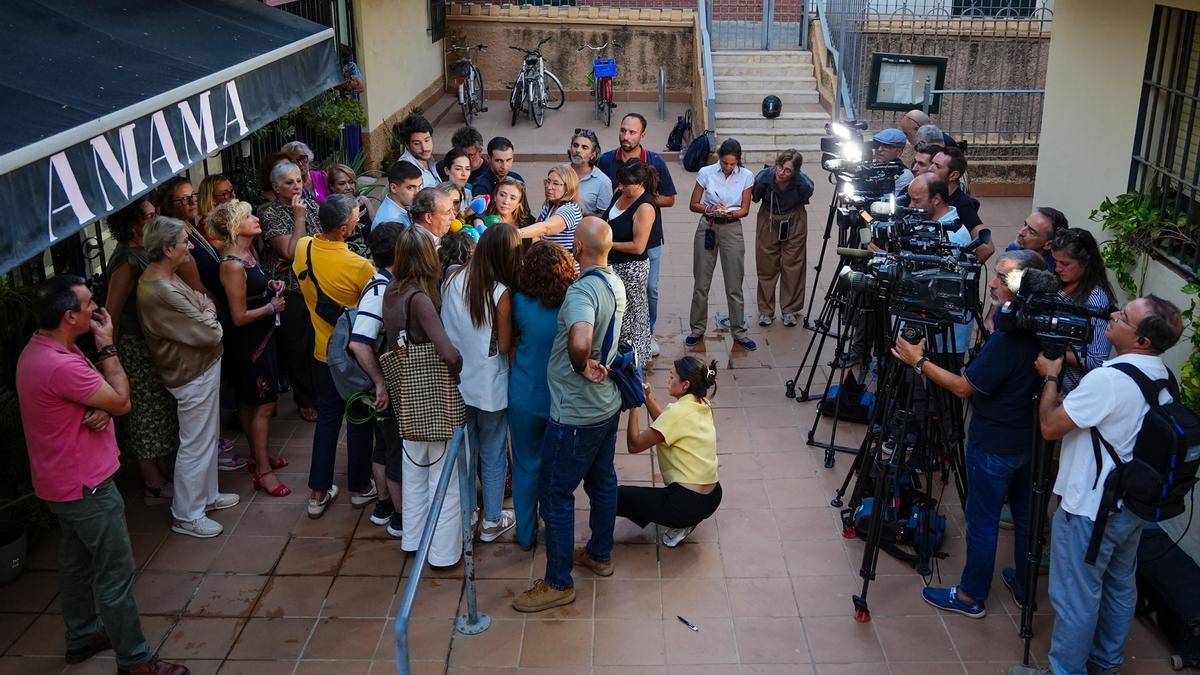 El abogado de la asociación AMAMA, Manuel Jiménez Soto atiende a los medios de comunicación.