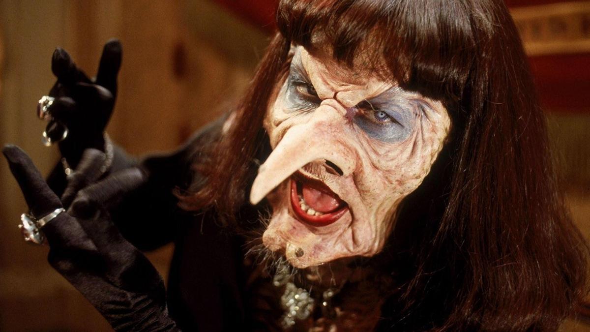 Angelica Huston en una imagen de la adaptación cinematográfica de 'Las brujas'.