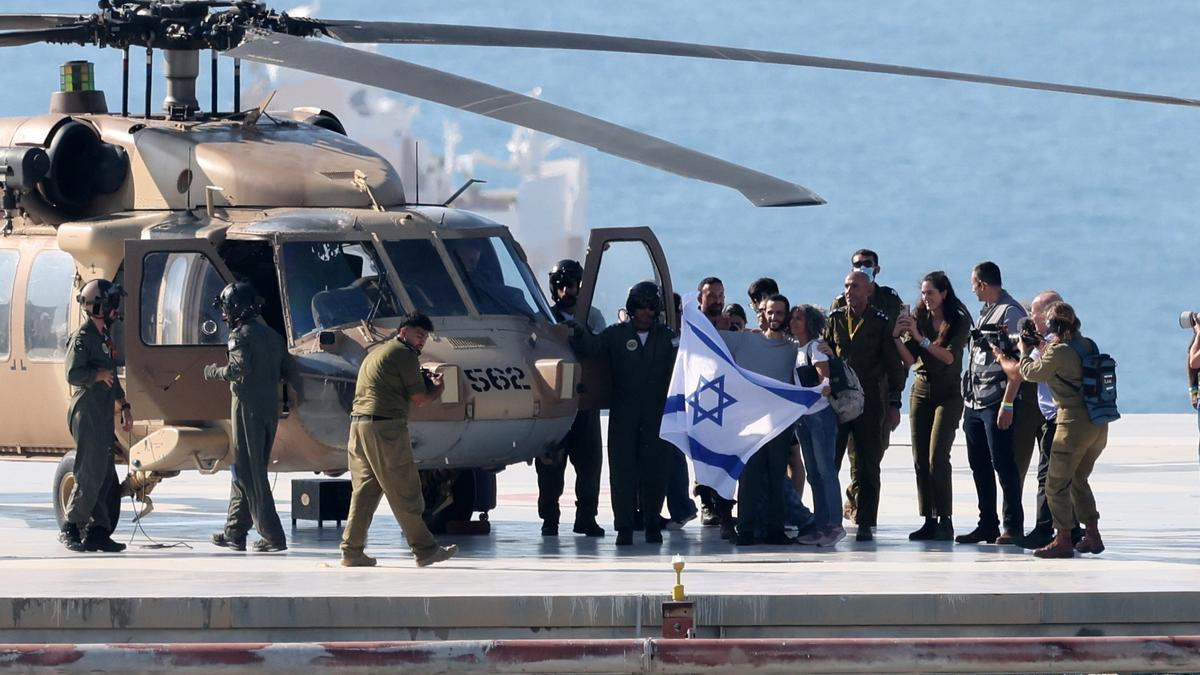 En imágenes | Los familiares de los rehenes israelíes celebran su liberación