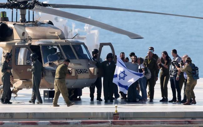 En imágenes | Los familiares de los rehenes israelíes celebran su liberación
