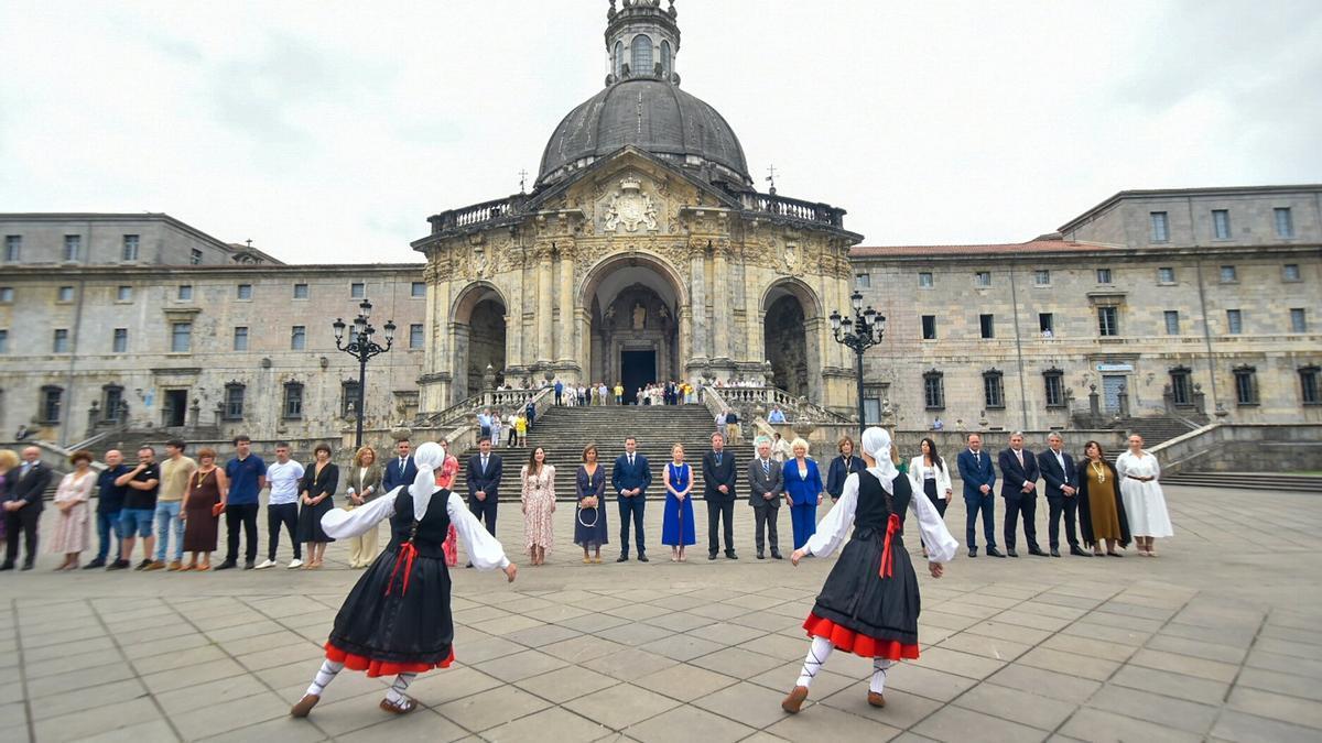 Recepción a los representantes del Gobierno Vasco y la Diputación Foral de Gipuzkoa en la basílica de Loiola.