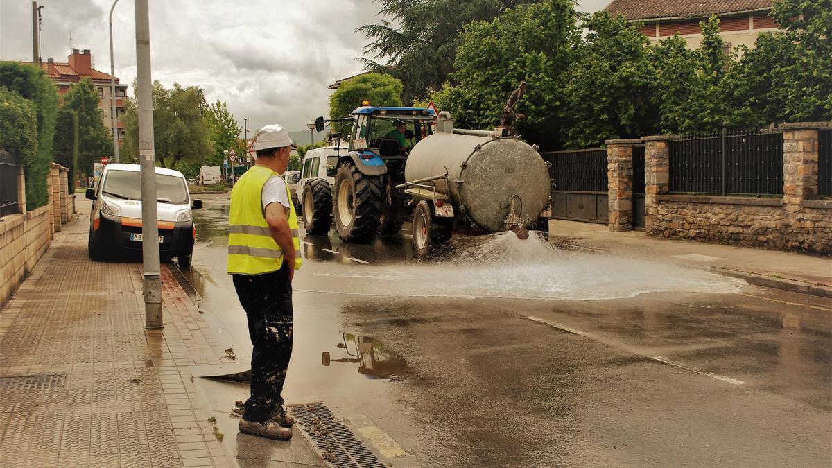 Labores de limpieza viaria en la calle Mendiko de Amurrio tras un episodio de intensas lluvias