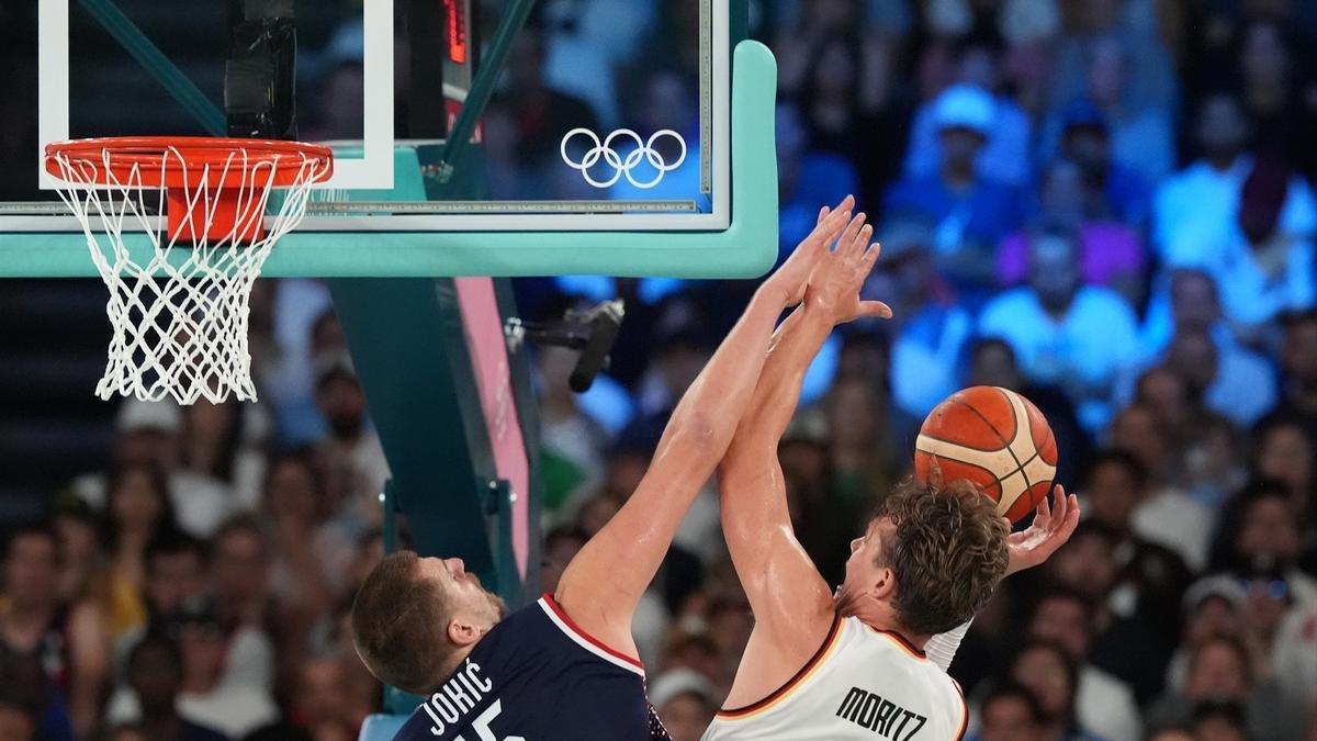 Nikola Jokic de Serbia y Moritz Wagner de Alemania luchan por el balón durante el partido por el tercer puesto de baloncesto masculino durante los Juegos Olímpicos de París 2024