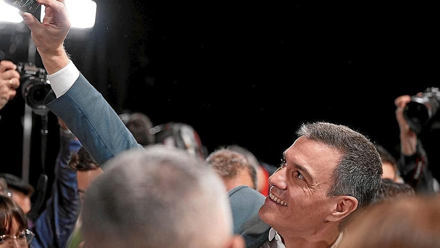 Pedro Sánchez, haciéndose ayer un selfie con un simpatizante socialista en Albacete. | FOTO: E. PRESS
