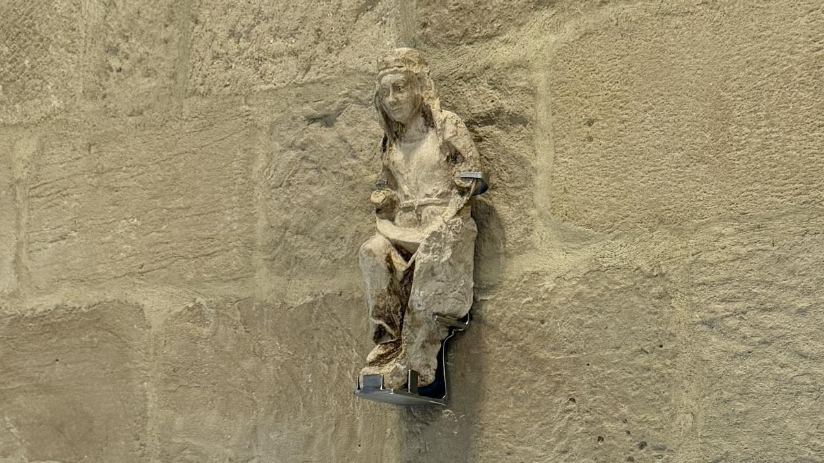 La escultura de la Virgen María del siglo XIV, recientemente restaurada, ubicada sobre la puerta del mar en la iglesia de San Salvador de Getaria.