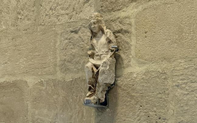 La escultura de la Virgen María del siglo XIV, recientemente restaurada, ubicada sobre la puerta del mar en la iglesia de San Salvador de Getaria.