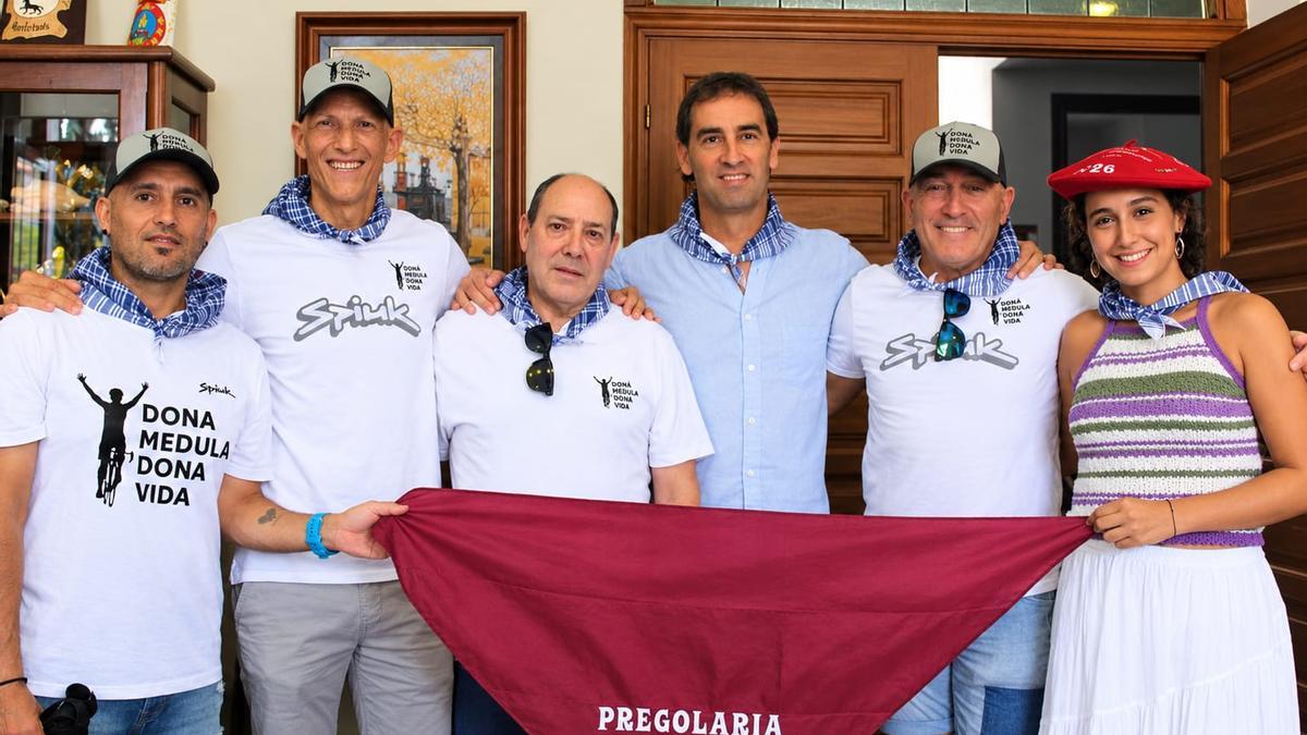 Integrantes de la asociación 'Dona Médula. Dona Vida' con el alcalde