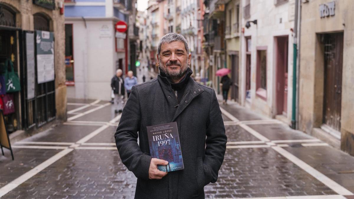 El autor de ‘Iruña 1997’, Natxo López, nos guía por las calles de la novela.