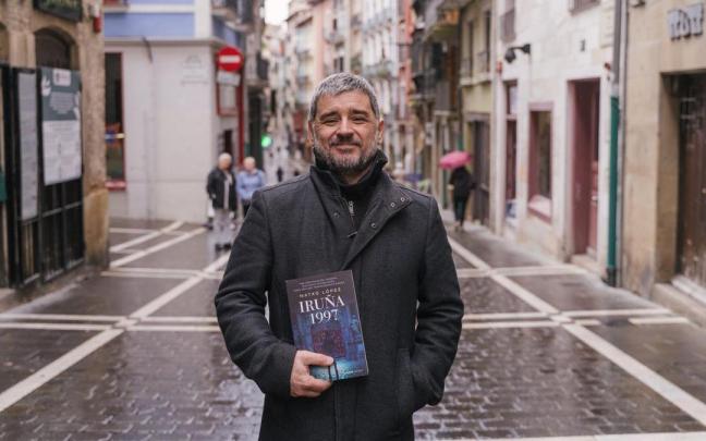 El autor de ‘Iruña 1997’, Natxo López, nos guía por las calles de la novela.