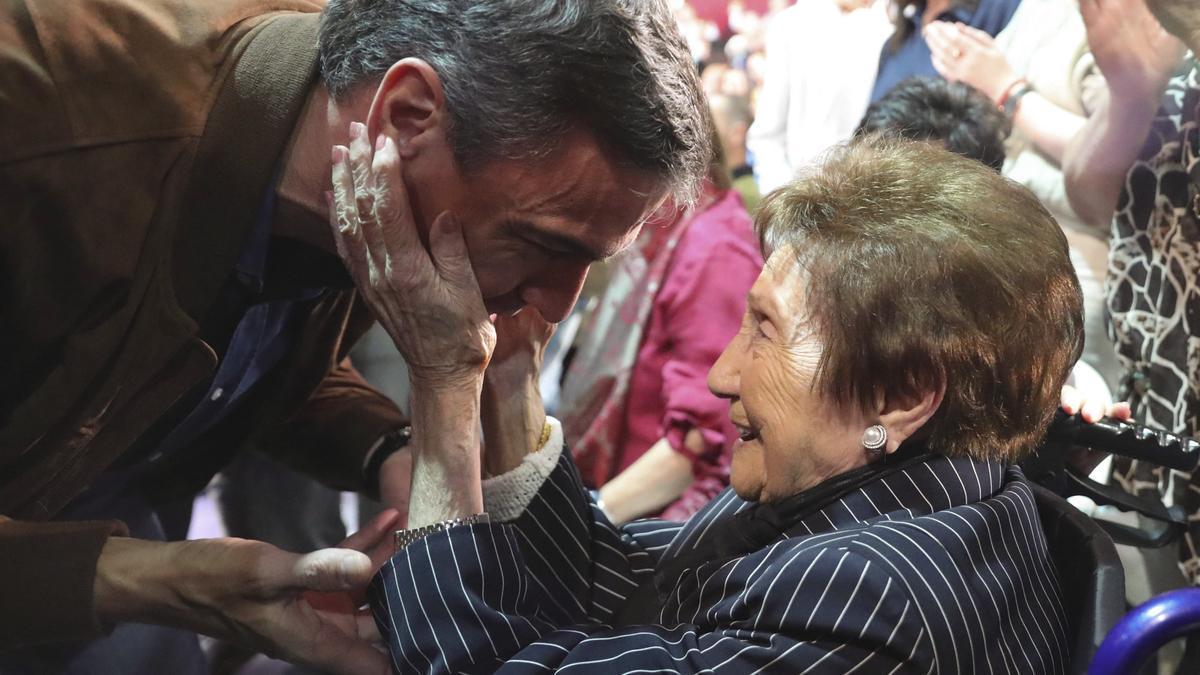 El presidente del Gobierno español, Pedro Sánchez, saluda a una simpatizante en el acto del PSOE ayer por la tarde en Gijón.