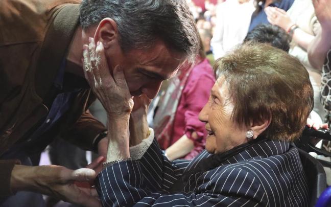 El presidente del Gobierno español, Pedro Sánchez, saluda a una simpatizante en el acto del PSOE ayer por la tarde en Gijón.