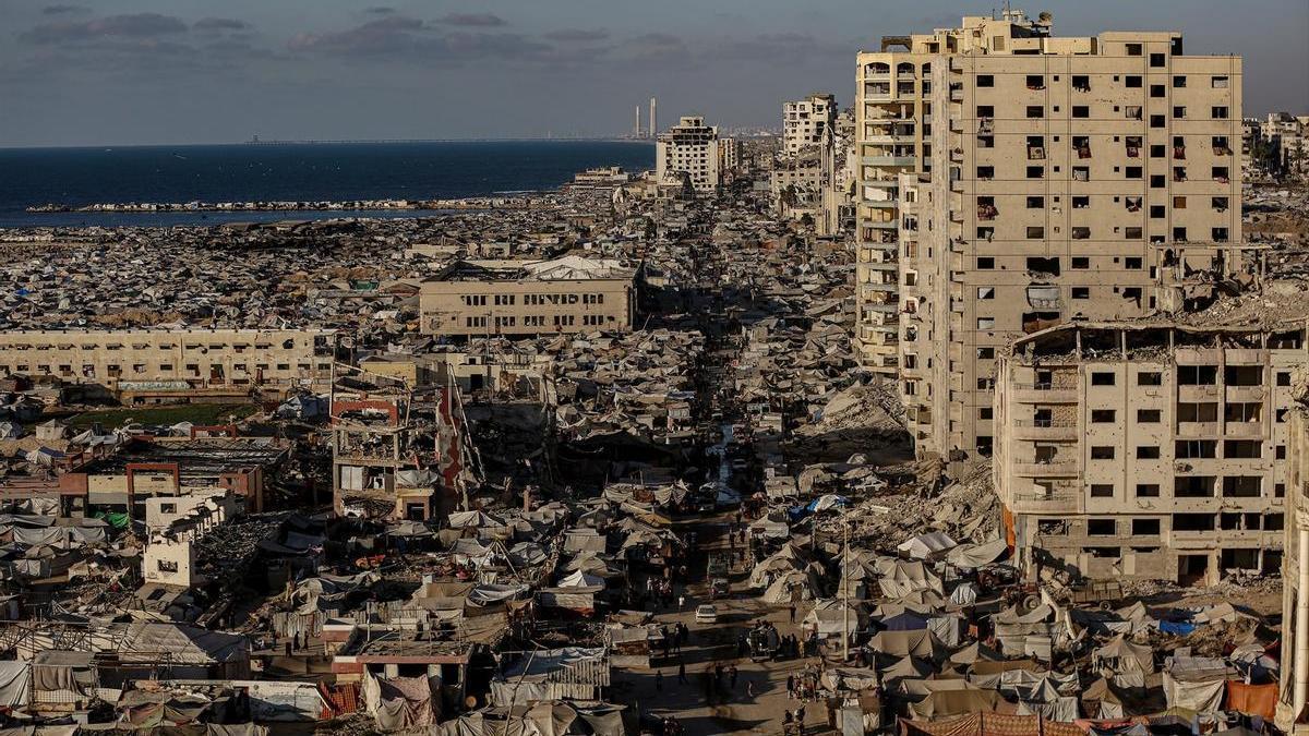 La ciudad de Gaza, cubierta por un campamento improvisado de personas desplazadas.