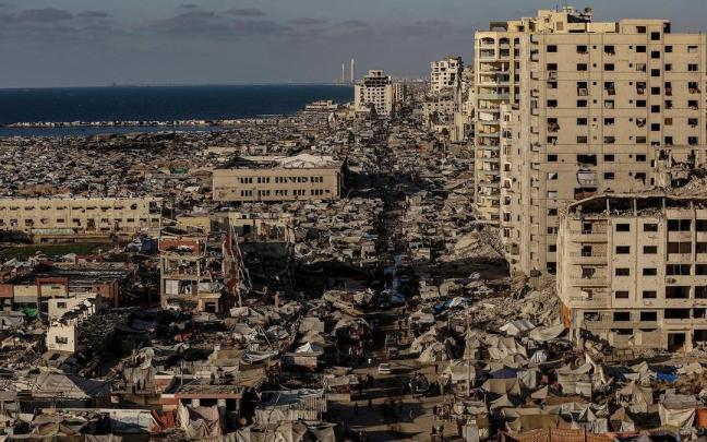 La ciudad de Gaza, cubierta por un campamento improvisado de personas desplazadas.
