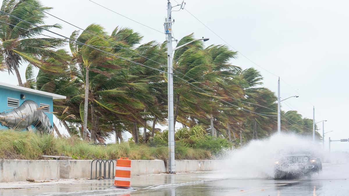 El huracán se desplaza hacia el este de Florida.