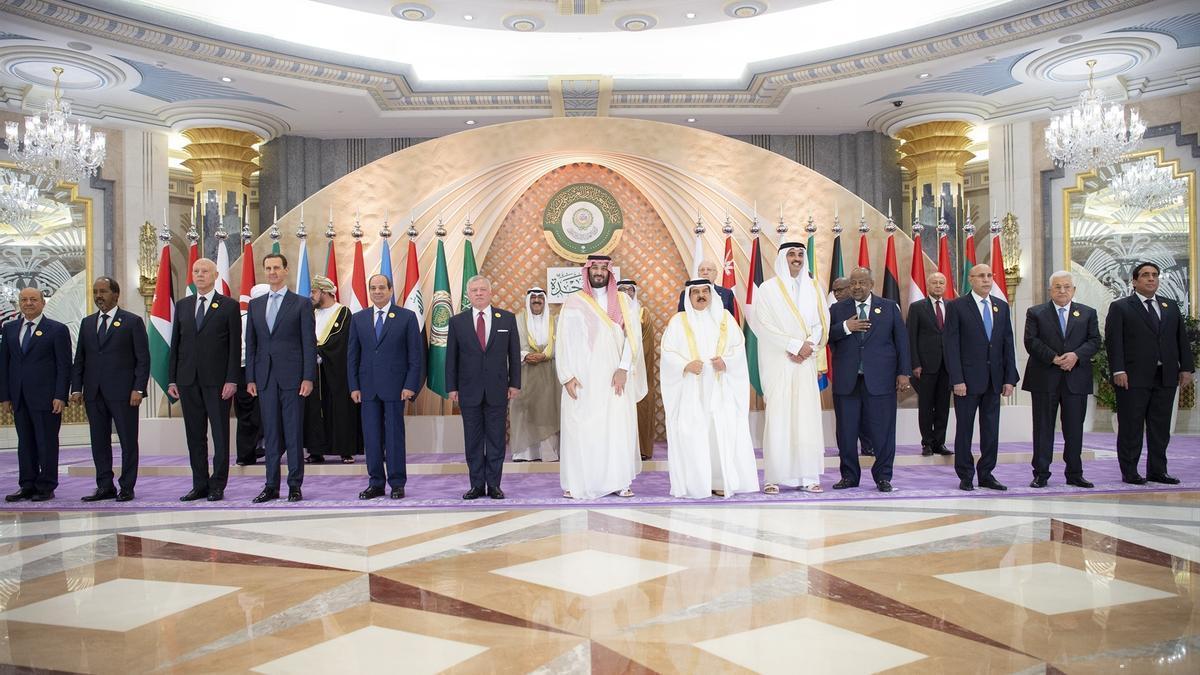 Foto de familia de los líderes que participaron en la cumbre de la Liga Árabe celebrada en Yedá, donde se readmitió a Siria en la organización.