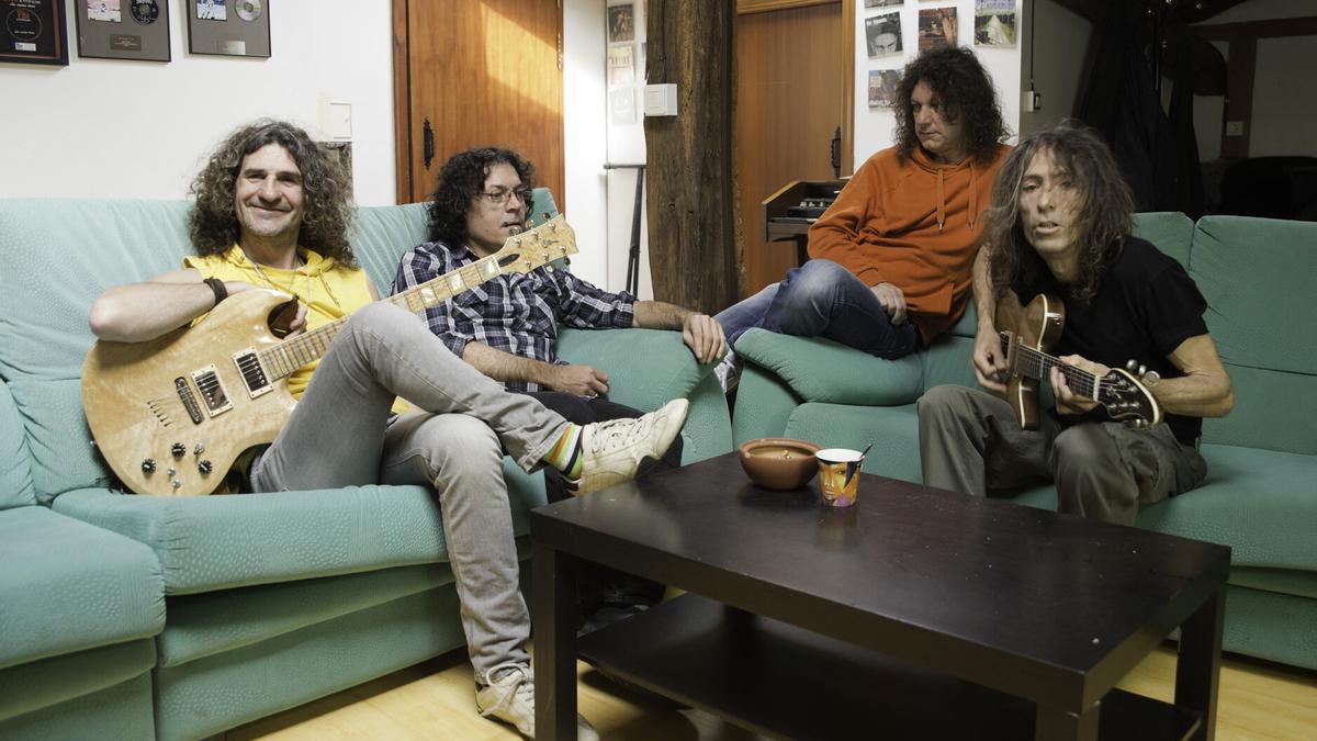 'Uoho', a la izquierda, junto a Miguel Colino, Cantera y Robe, última formación de Extremoduro.