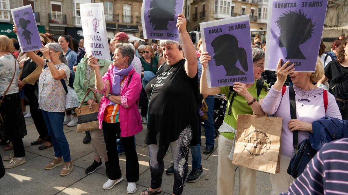 Concentración en la capital alavesa tras el asesinato machista de Maialen.