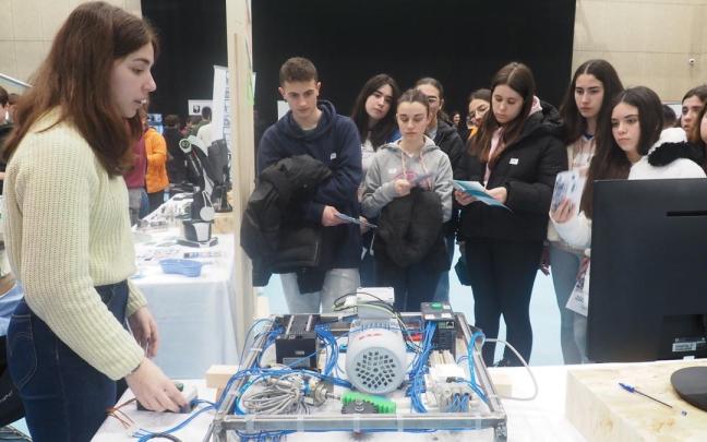 Un grupo de alumnos atiende a las explicaciones en una feria sobre educación celebrada en el Elkargunea de Azkoitia