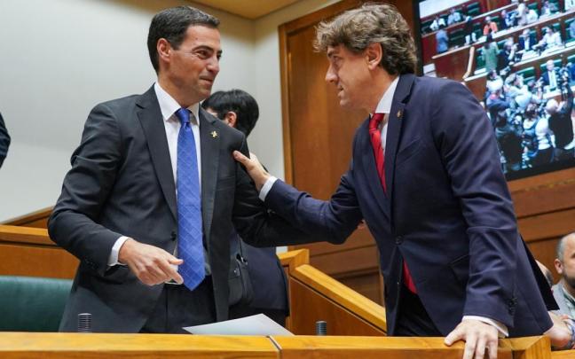 El candidato del PNV a lehendakari, Imanol Pradales, y el secretario general del PSE, Eneko Andueza, en el pleno de investidura