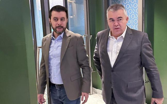 El secretario de Organización del PSOE, Santos Cerdán (d), en el lobby de su hotel en Bruselas, este jueves.