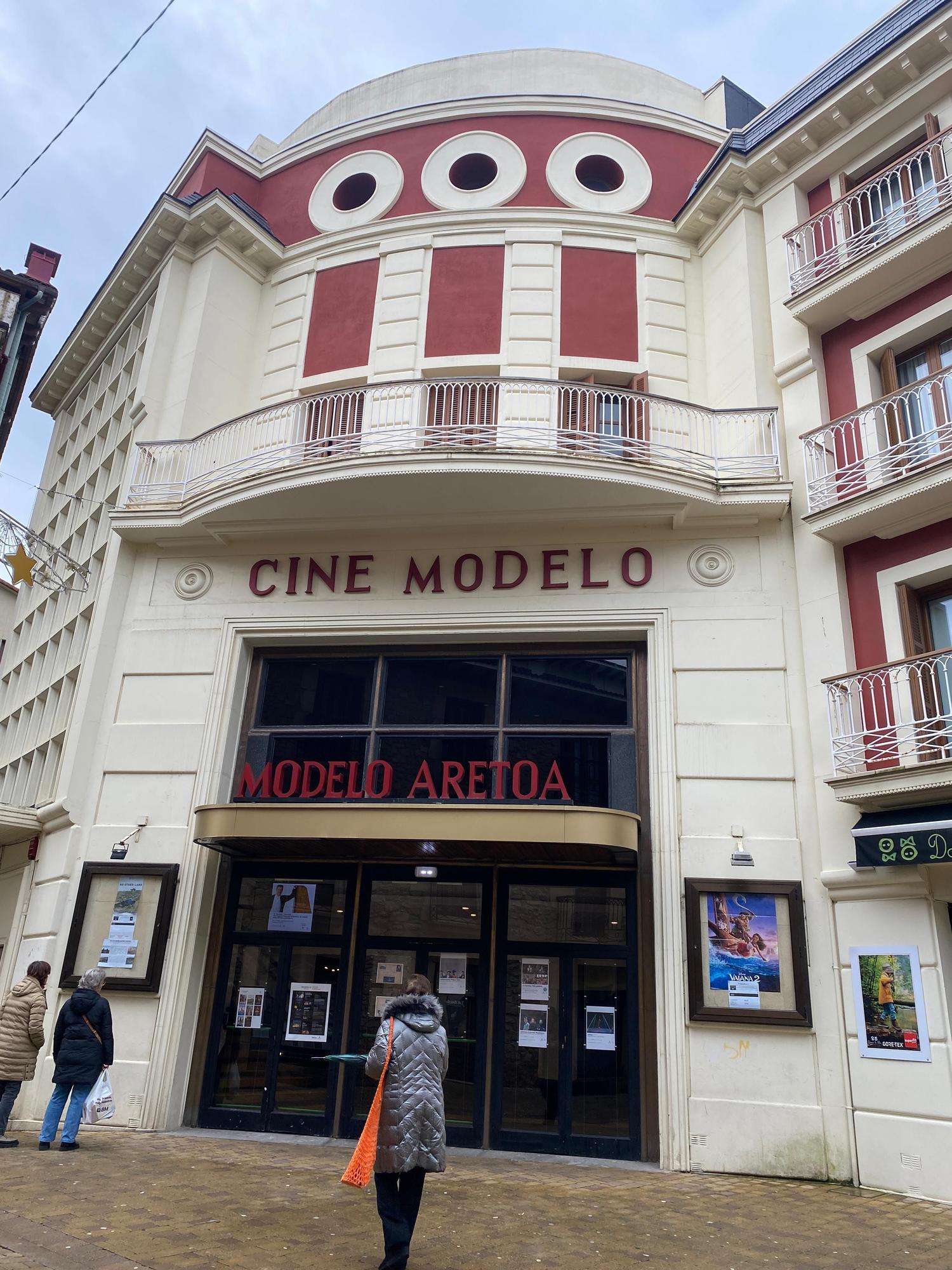 Exterior del Cine Modelo de Zarautz.