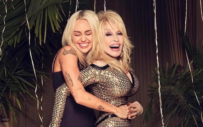 Miley Cyrus recuerda a Dolly Parton en su regreso a los escenarios con una actuación muy especial.