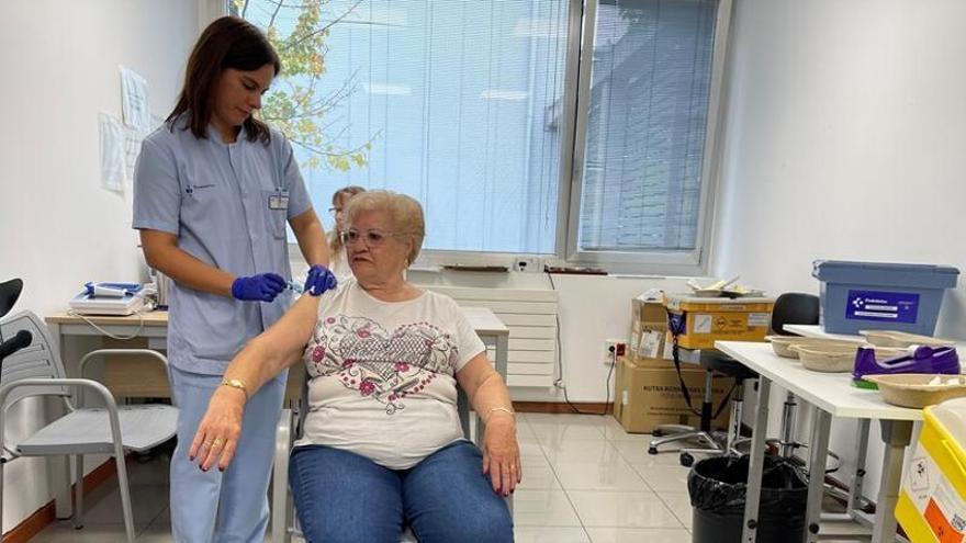 Osakidetza ofrece a la población de riesgo las vacunas frente a la gripe y a la covid-19 de manera simultánea.