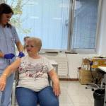 Osakidetza ofrece a la población de riesgo las vacunas frente a la gripe y a la covid-19 de manera simultánea.