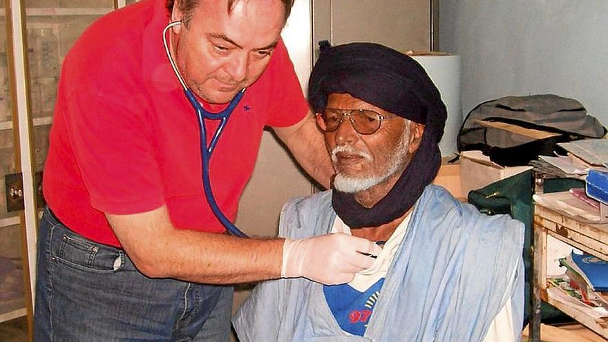 El concejal y médico de Berango, Juan Ramón Villanueva, en el Sáhara.