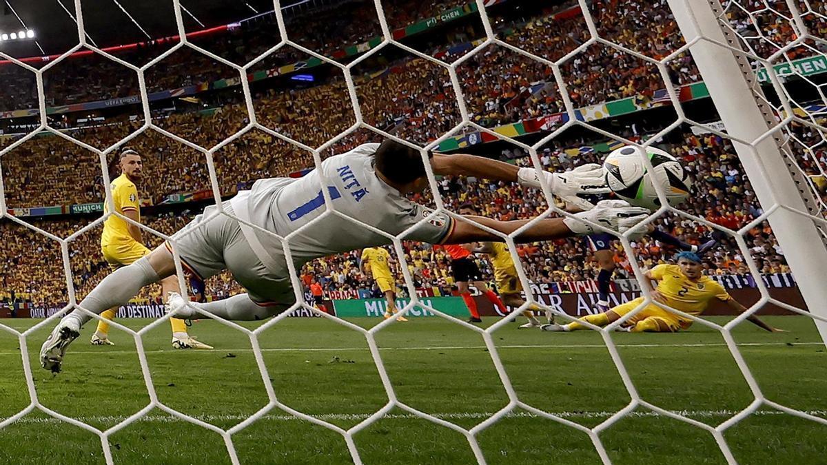 El portero de Rumanía Florin Nita no puede evitar el gol de Países Bajos.