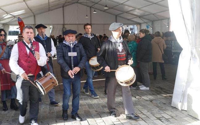Desfile de los txistularis de Usartza, durante la feria de San Andrés de Eibar.