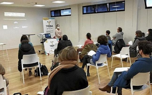 Una charla de Treba Gurasoak en Lazkao. / Udala Una charla de Treba Gurasoak en Lazkao.