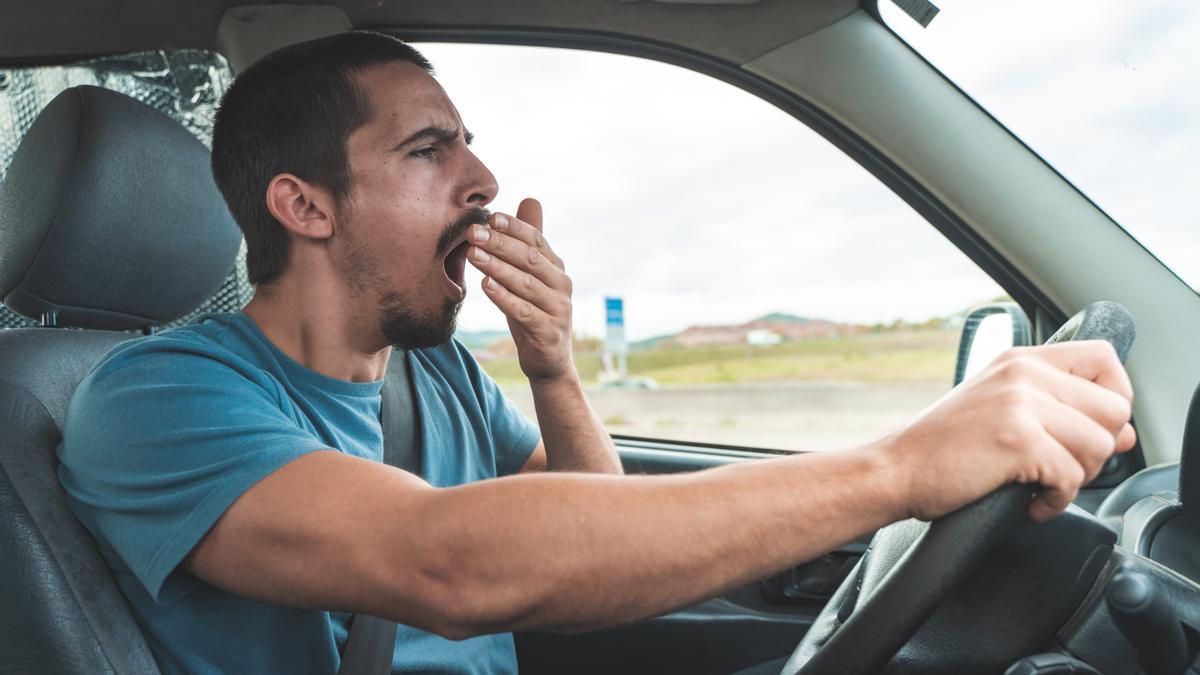 Un hombre bosteza mientras conduce.