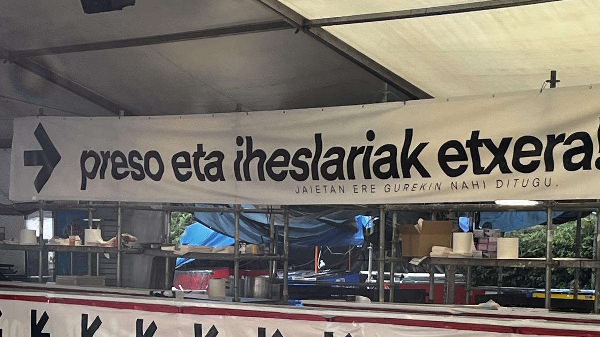 Txosna de Gasteiz con el lema Etxera