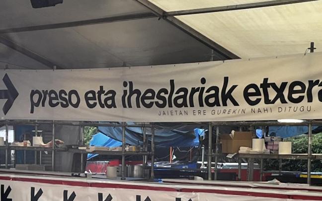 Txosna de Gasteiz con el lema Etxera