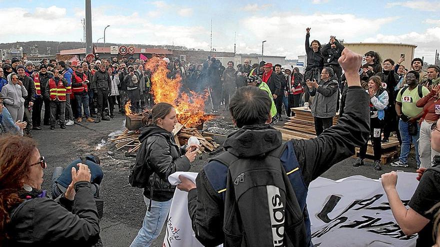 Un grupo de manifestantes bloquean la entrada a una refinería en el norte del país .