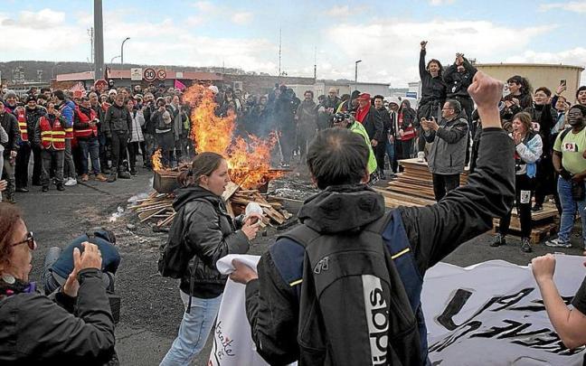 Un grupo de manifestantes bloquean la entrada a una refinería en el norte del país . Un grupo de manifestantes bloquean la entrada a una refinería en el norte del país .