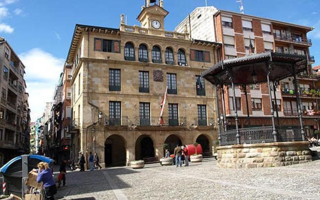 El pleno incluyó la moción presentada por los jeltzales para rechazar los ataques sufridos este verano por la Ertzaintza, las policías municipales y representantes públicos