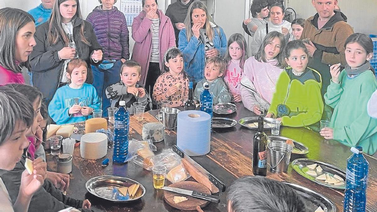 Familias numerosas socias de Hirukide en una reciente visita a una quesería.