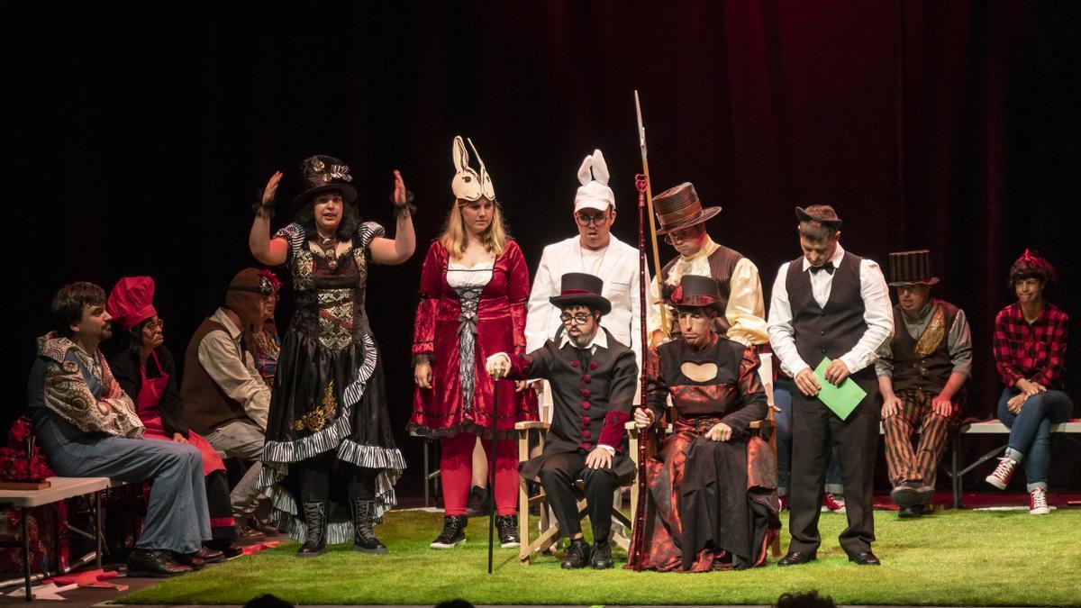 El grupo de teatro Ezezagunok durante una de las representaciones de su obra ‘Exacticamente diversa’