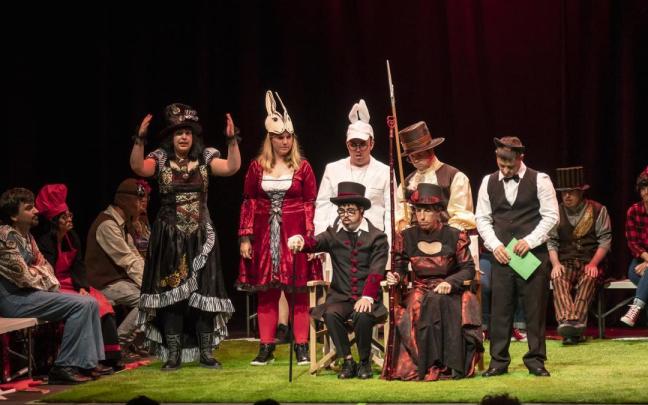 El grupo de teatro Ezezagunok durante una de las representaciones de su obra ‘Exacticamente diversa’