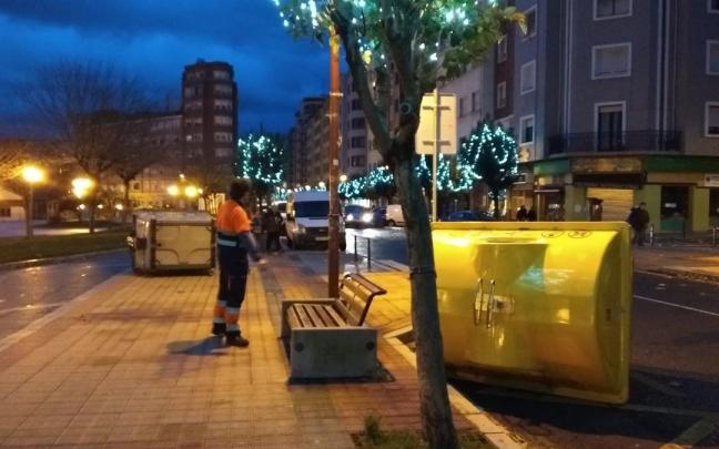 Contenedores desplazados por el viento. Contenedores desplazados por el viento.