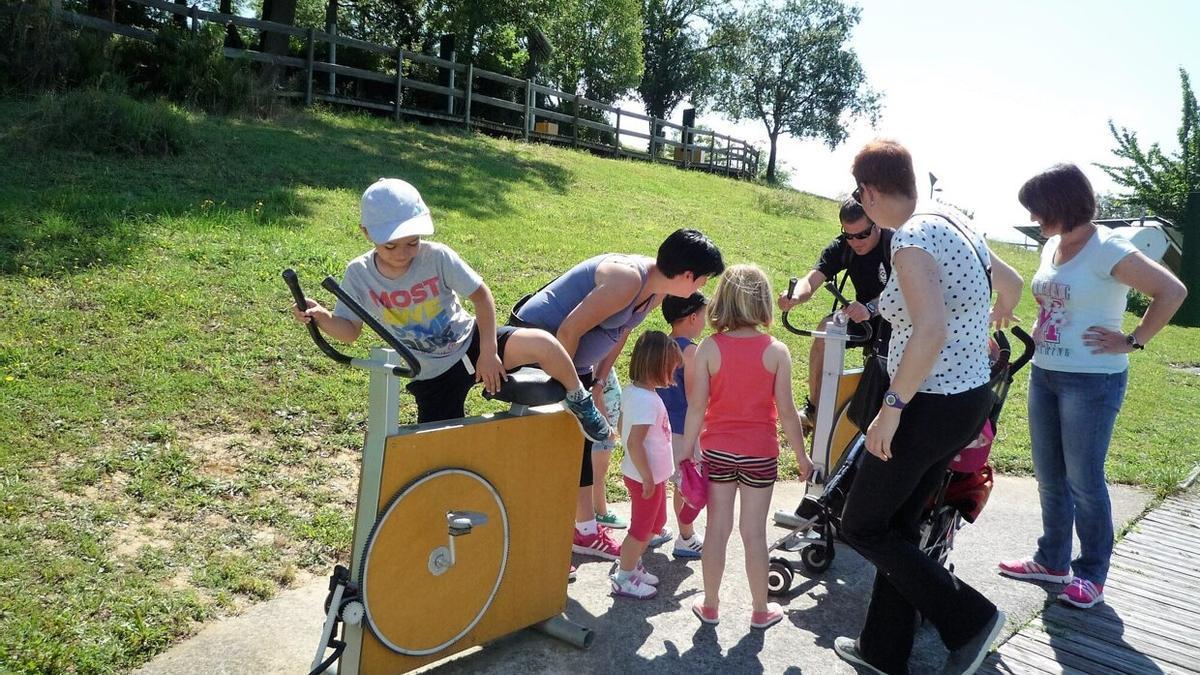 Familias disfrutando de los ingenios del parque de las energías renovables de Aresketamendi