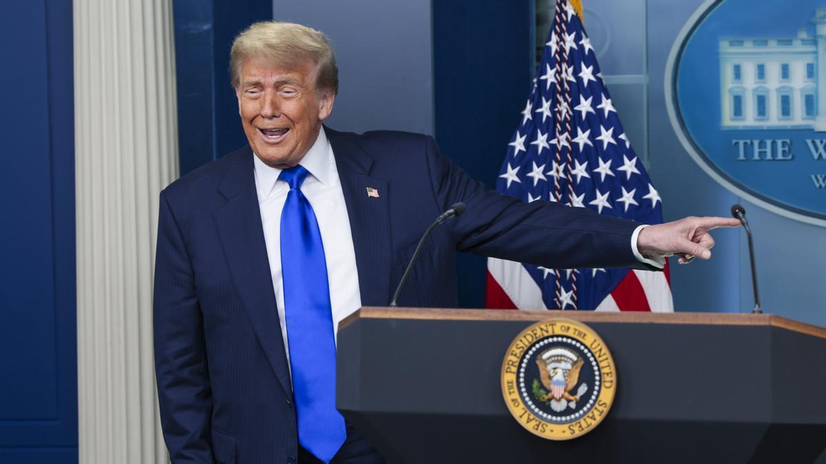 Trump gesticula durante su comparecencia en la Casa Blanca.