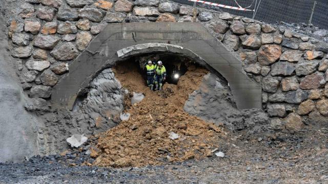 Los operarios salen por el extremo del túnel en el lado norte tras haber completado el cale.