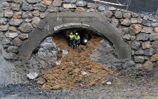 Los operarios salen por el extremo del túnel en el lado norte tras haber completado el cale.