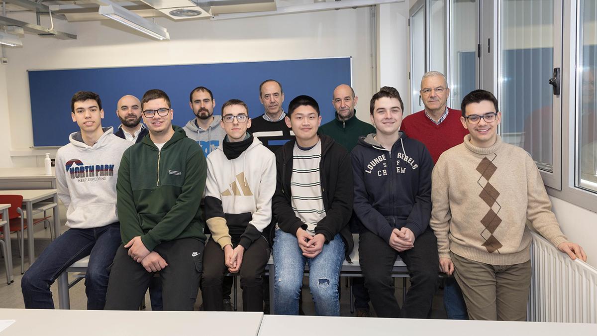 Alumnos y profesorado del triangular de matemáticas. De izquierda a derecha, fila delantera: José Mª Cagigal, Pablo Lecumberri, Jesús Mendoza (ganador), Jianchen Zhang (tercer clasificado), Rafael Salazar (segundo clasificado) y