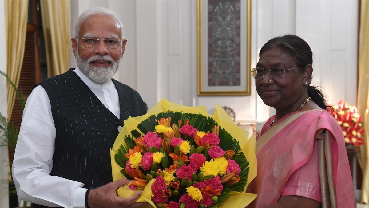 El primer ministro de India, Narendra Modi, y la presidenta de India, Droupadi Murmu.