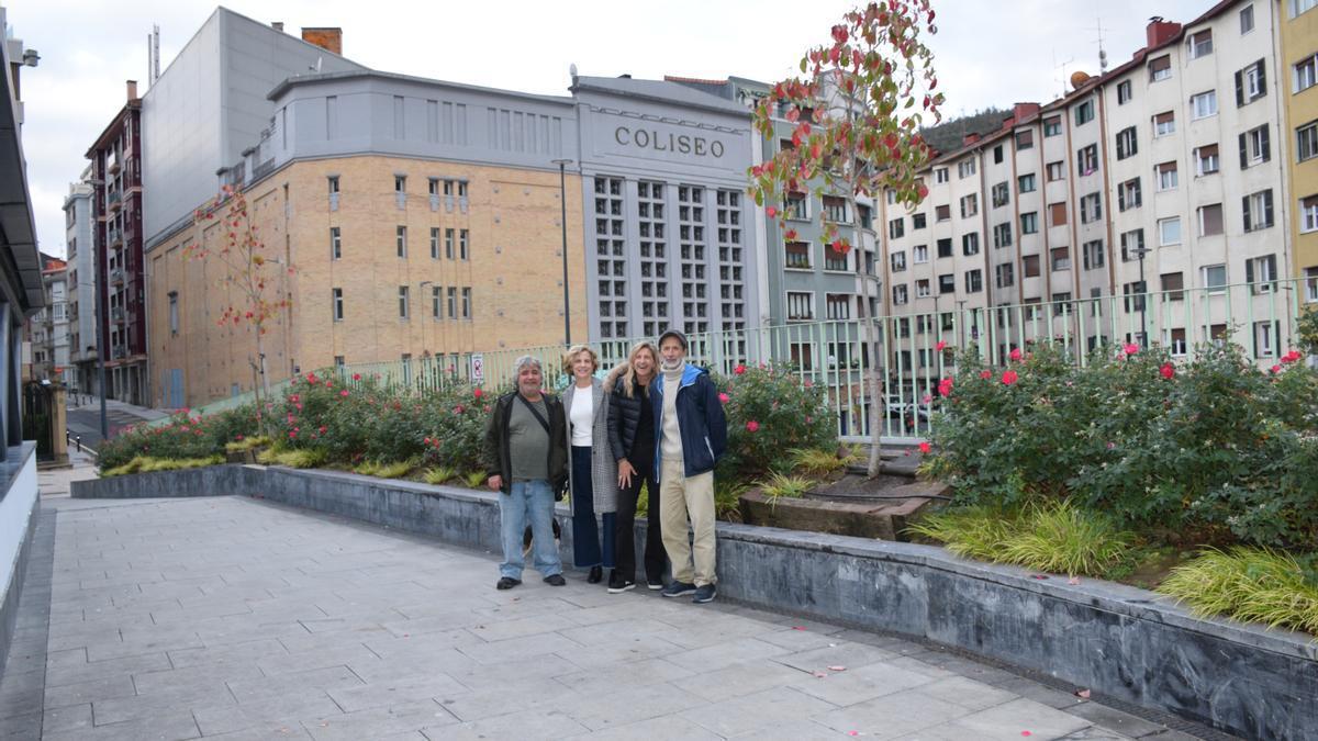 Miembros de Plano Corto, junto al Teatro Coliseo, escenario del ciclo de proyecciones de cortometrajes que van a tener lugar en la villa armera a partir del 3 de noviembre.