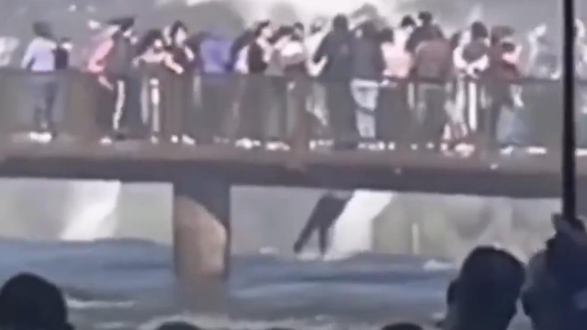 El turista no dudó en lanzarse a las cataratas por un lugar prohibido para recuperar su teléfono móvil.